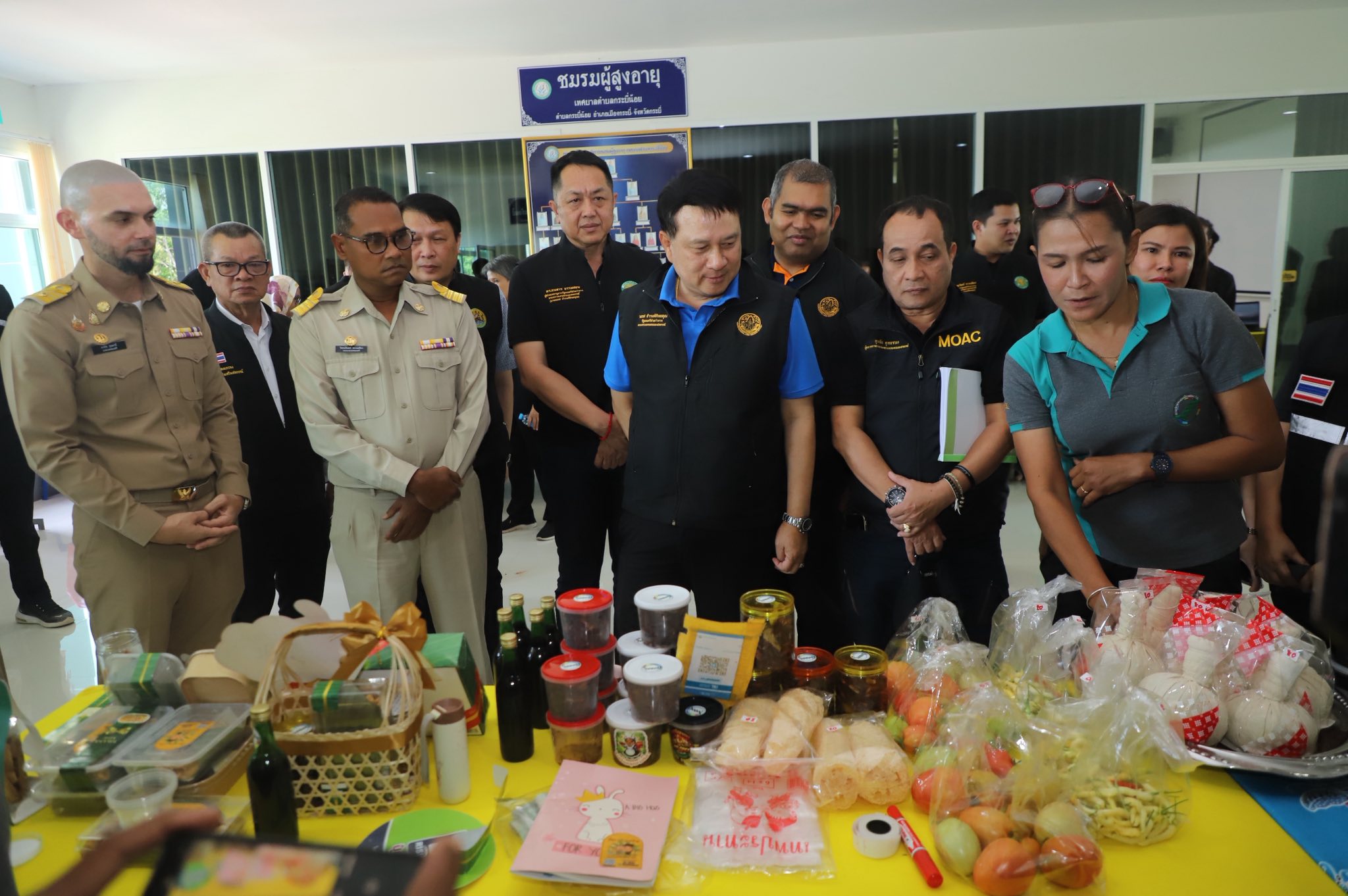 title - รมช.เกษตรฯ มอบโฉนดเพื่อการเกษตร โฉนดต้นไม้ ยกระดับที่ดินทำกินในกระบี่ หนุนเกษตรกรเข้าถึงแหล่งทุน